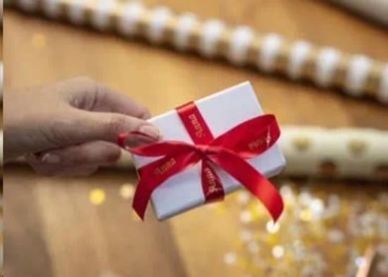 Obrázek BROTHER TZE- RW34 - kazeta TZ šířky 12mm, TEXTILNÍ páska 4m- pro tvorbu dárků - NELEPÍCÍ - ČERVENÁ PÁSKA ZLATÝ POTISK gold